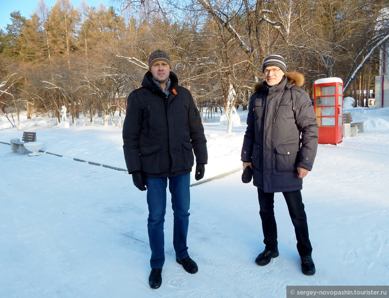 Асбестовский историк Сергей Липачев (слева) и ваш скромный автор текста (Сергей Новопашин, справа) на территории санатория Белый камень, январь 2018.