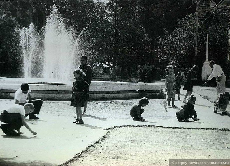 Счастливое советское детство: дети у фонтана Асбестовского Дома отдыха.1950-е. Фото из архива Санатория «Белый камень».