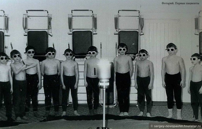 Счастливое советское детство: дети получают дозу ультрафиолета в лечебном корпусе Асбестовского Дома отдыха.1950-е. Фото из архива Санатория «Белый камень».