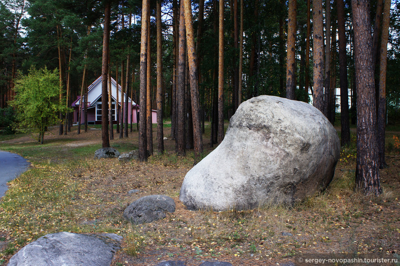 Тот же камень - летом... Фото © Анна Борисенко, 2016 Фото из архива Санатория «Белый камень».
 
