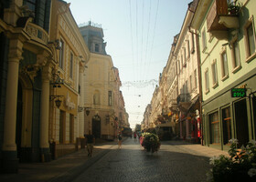Улица О.Кобылянской пешеходная, летом здесь множество площадок кафе. 
