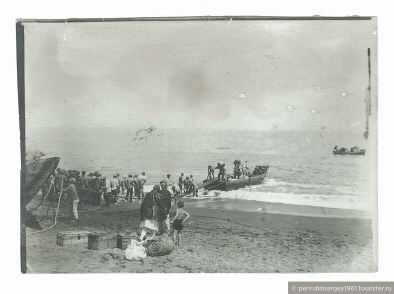 Высадка комсомольцев на песчаную косу в устье реки Агнево, 1931. Источник: https://pastvu.com