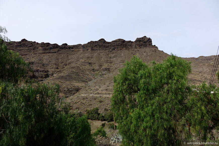 Присмотревшись, можно увидеть крест на вершине горы (справа), это и есть вершина Круз де Моган, а ещё правее перевал Моган, куда и направились.