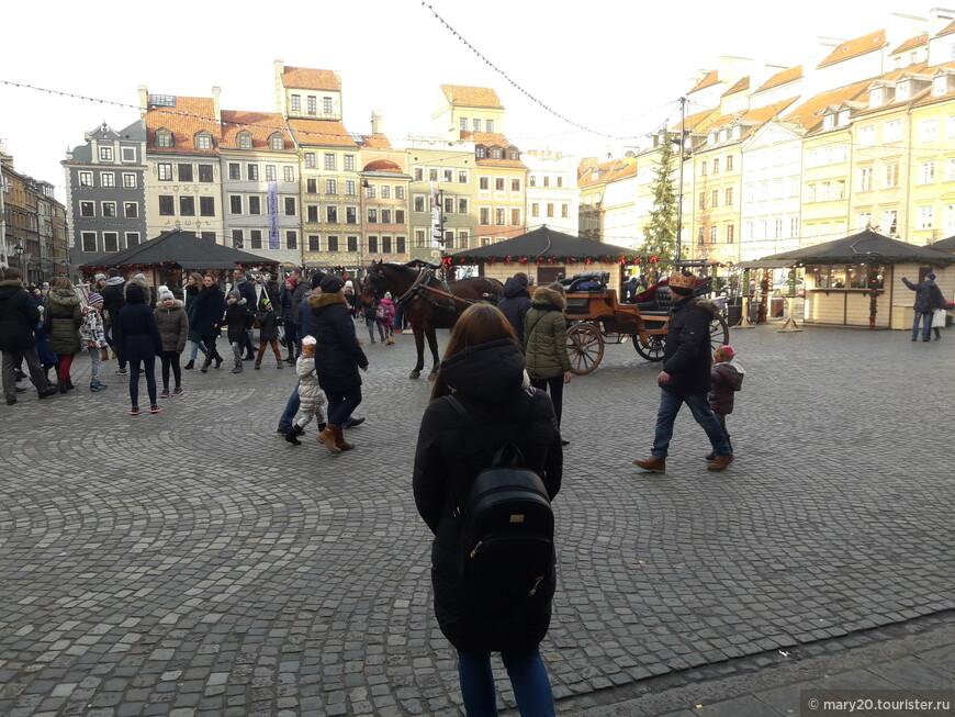 Рыночная площадь Старого города (Old Town Market Square)
Исторический район Варшавы, одна из достопримечательностей города. Рыночная площадь, на которой расположены магазины, рестораны и кафе, является центром района. 