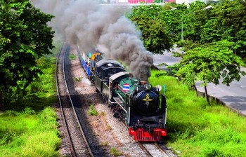В Таиланде туристы могут покататься на раритетном поезде