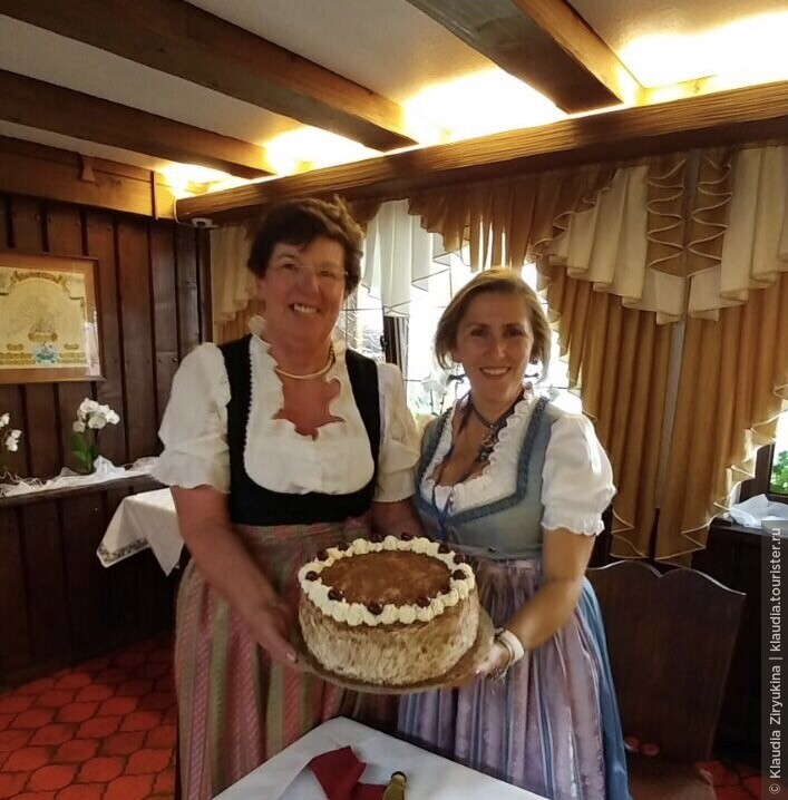 Вынос Шварцвальдского торта с главной официанткой отеля Ренатой.