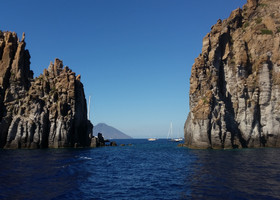 необитаемые островки и скалы причудливых форм, разбросанные в Тирренском море