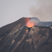 После заката было хорошо видно, как фонтан искр вылетает из жерла вулкана. А на соседнем кратере на вершине вулкана можно заметить силуэты людей, совершивших восхождение для наблюдения за извержением 