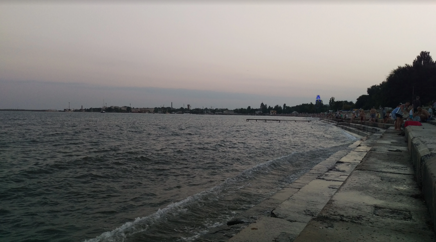Бетонный пляж на набережной Терешковой
