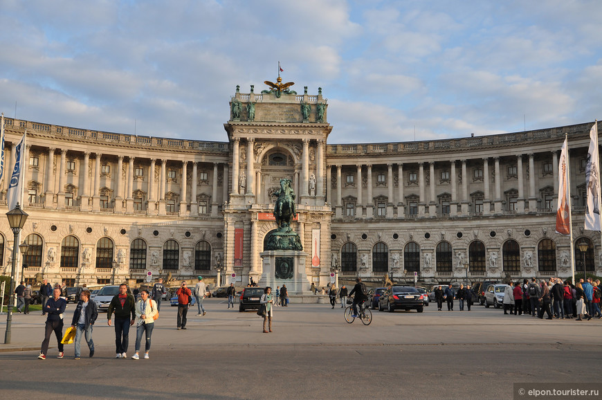 На площади установлены конные статуи: Карла Великого и Евгения Савойского. 