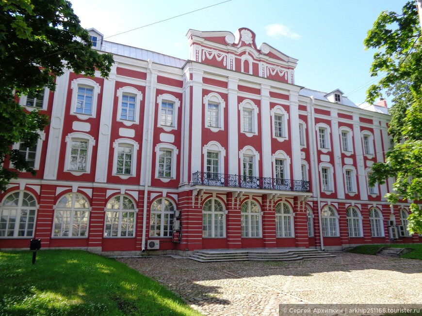 По Санкт-Петербургу — по Васильевскому острову — от музея Эрарта до дворца Меншикова