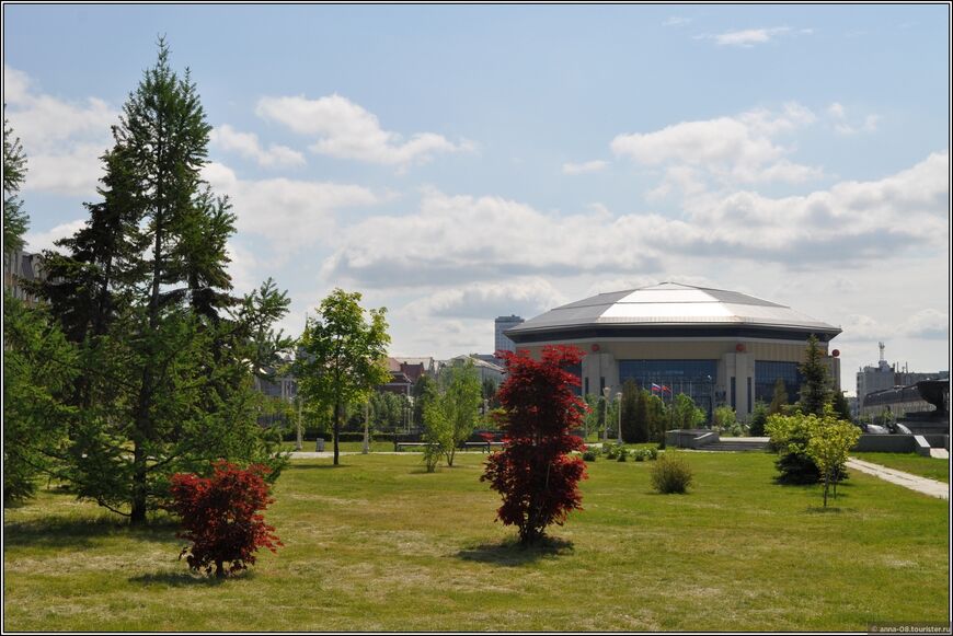 Вид на «Баскет-холл» из парка Тысячелетия Казани