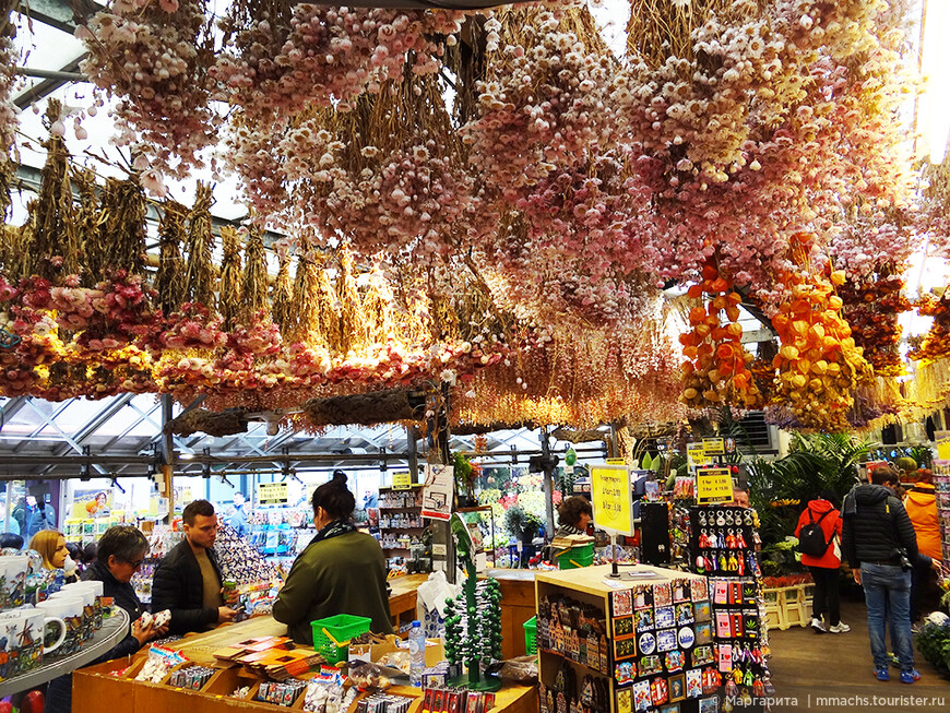 На цветочном рынке потолок павильонов украшен засушенными цветами