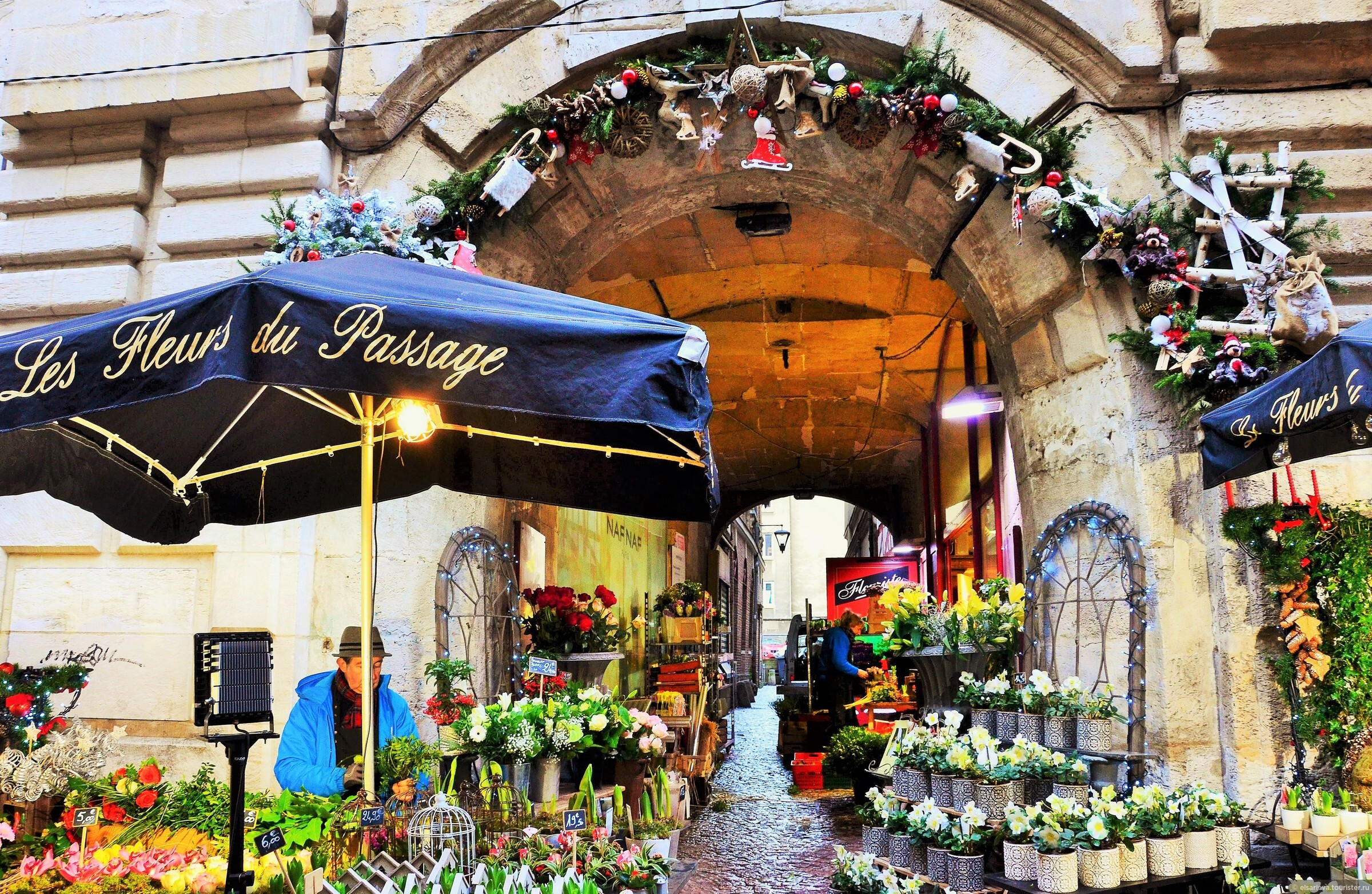 Руан главное новости. Крытый рынок в Руане, Франция. Рынок в Руане, Франция. Таллин старый город цветочный базар. Фестиваль нормандской гастрономии в Руане.