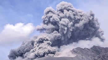 В Японии из-за извержения вулкана  эвакуировали туристов