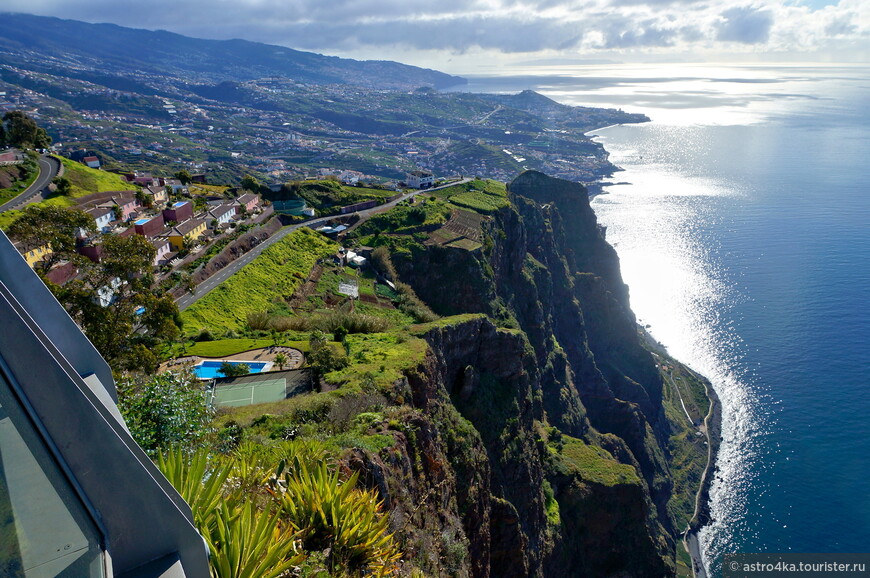 Мадейра. На стекле над обрывом; лавовые бассейны и треугольные цветные домики