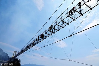 В Китае построили стеклянный мост на двухкилометровой высоте 