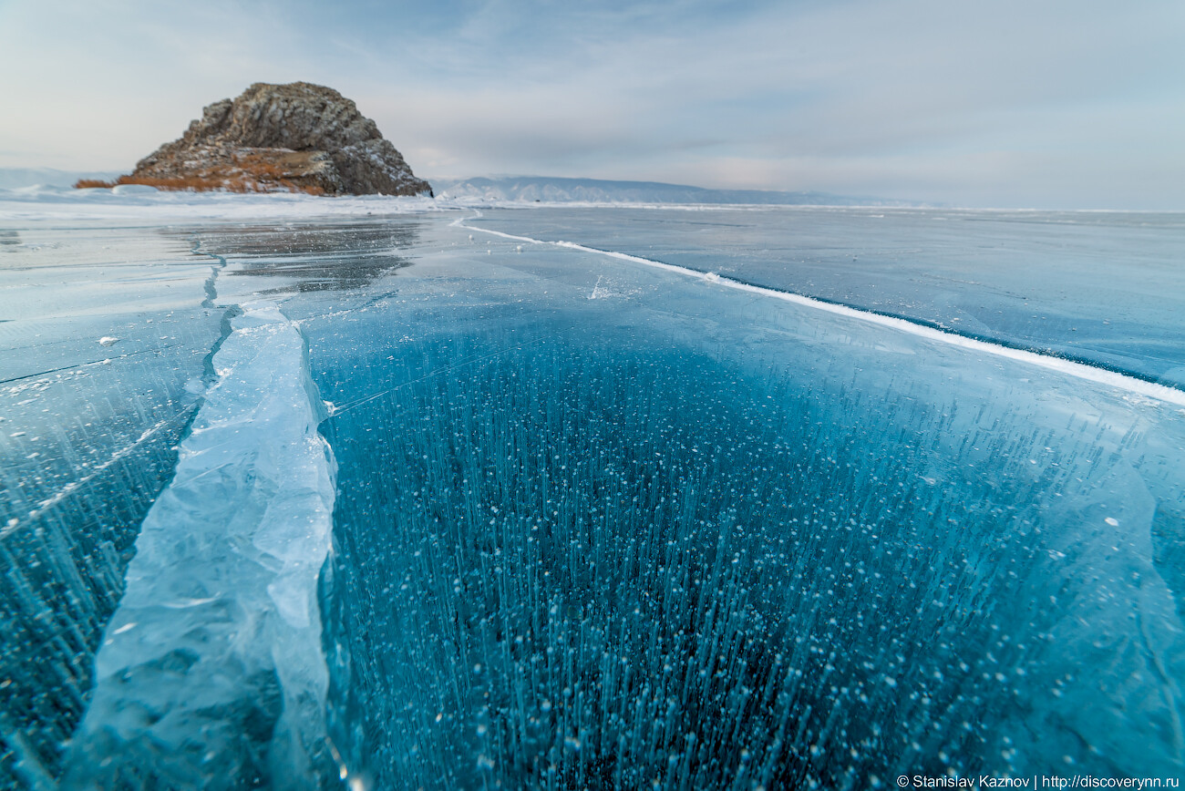 Прозрачный лед озера. Лед Байкала. Озеро Байкал лед. Озеро Байкал прозрачный лед. Прозрачный лед Байкала.