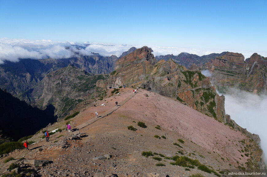 При увеличении фото видно, как точки туристов карабкаются наверх по средней скале прямо по курсу.