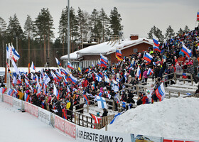 В дни биатлонных соревнований стадион заполняется российскими флагами. 