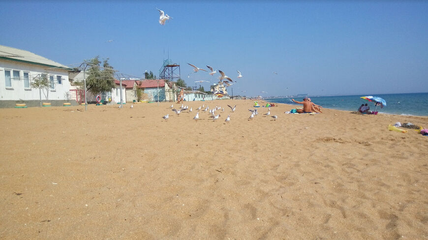 Пляж турбазы «Золотой пляж» в Феодосии
