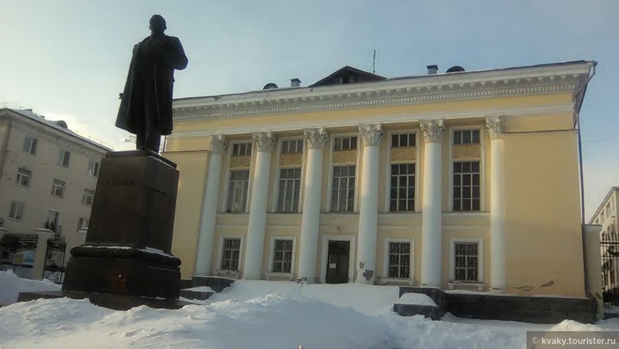 Национальная библиотека и памятник Ленину