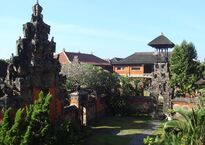 1200px-Bali_Museum_inside_courtyards_and_gates.jpg