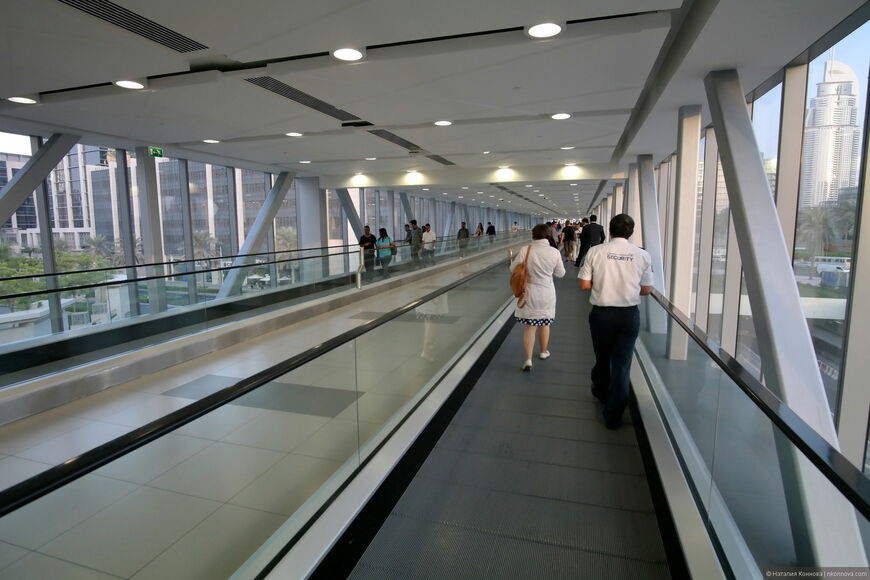 Переход от станции метро Burj Khalifa/Dubai Mall Metro Station к Дубай Моллу