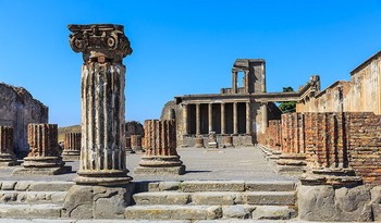 Американский турист повредил древнюю мозаику в Помпеях ради селфи 