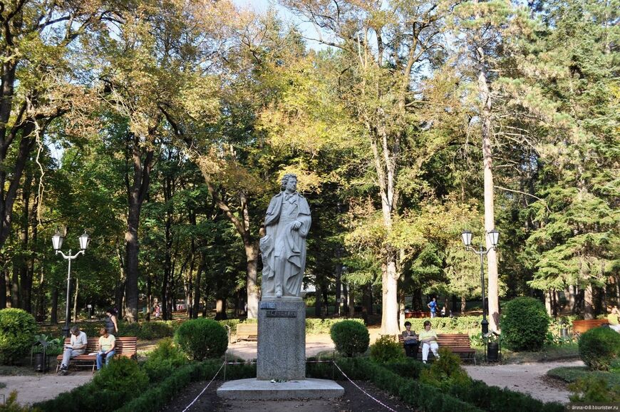 Памятник в честь 200-летия со дня рождения А.С.Пушкина. Автор - местный скульптор Ю.Ф.Смирнов.
