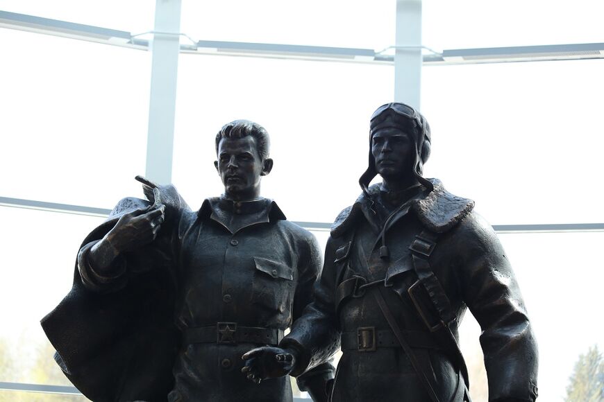 Скульптура Авиаторы в аэропорту