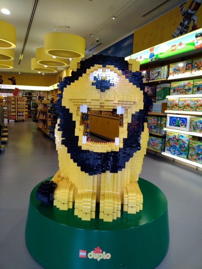 В магазине Lego