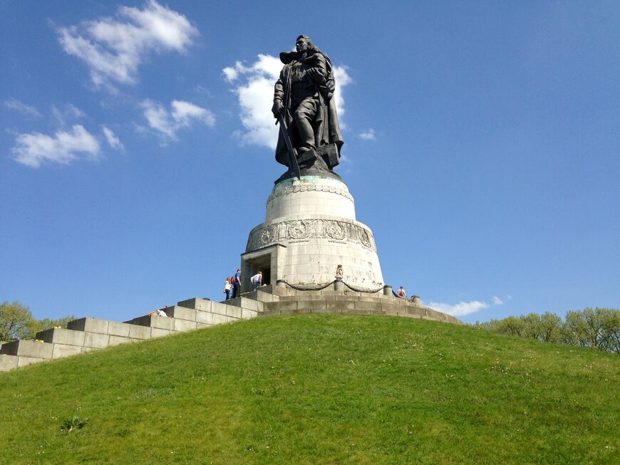 Монумент «Воин-освободитель» в Трептов-парке (Sowjetische Ehrenmal im Treptower Park)