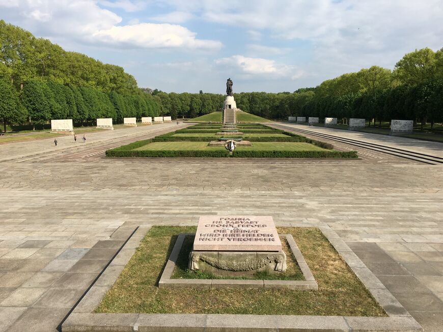 Монумент «Воин-освободитель» в Трептов-парке (Sowjetische Ehrenmal im Treptower Park)