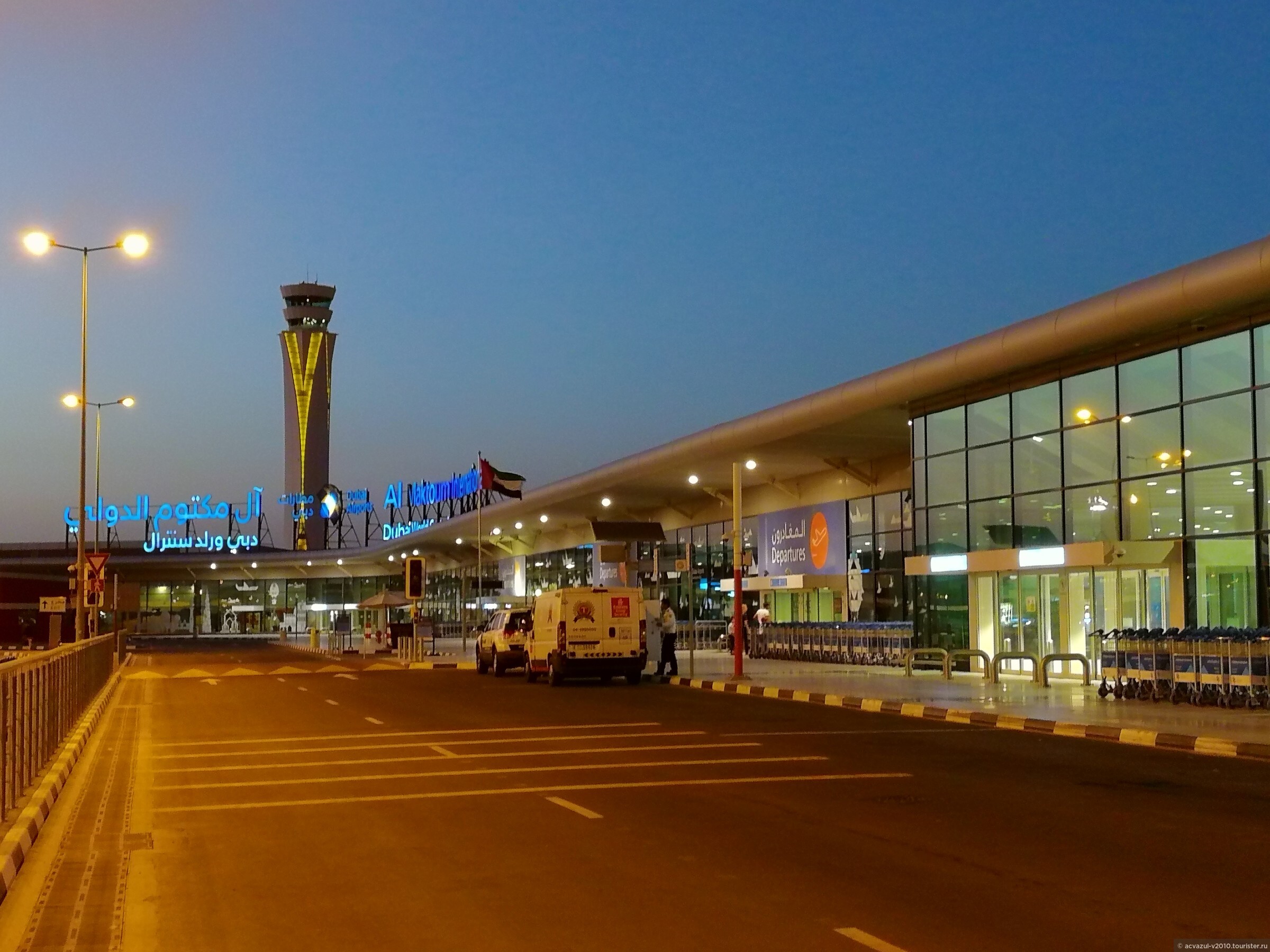 Вылет аэропорт аль мактум. Аль-Мактум аэропорт Дубай. Аль-Мактум аэропорт. Аль-Мактум аэропорт Дубай фото. Аэропорт Дубай фото снаружи.