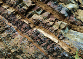 Геологические слои, это красноярковская свита, названная так по речке Красноярка, здесь неподалеку есть опорный разрез