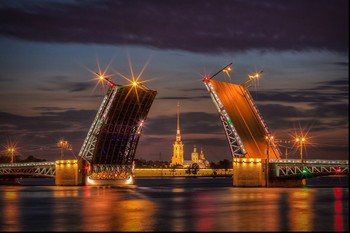 В Санкт-Петербурге начали разводить мосты 