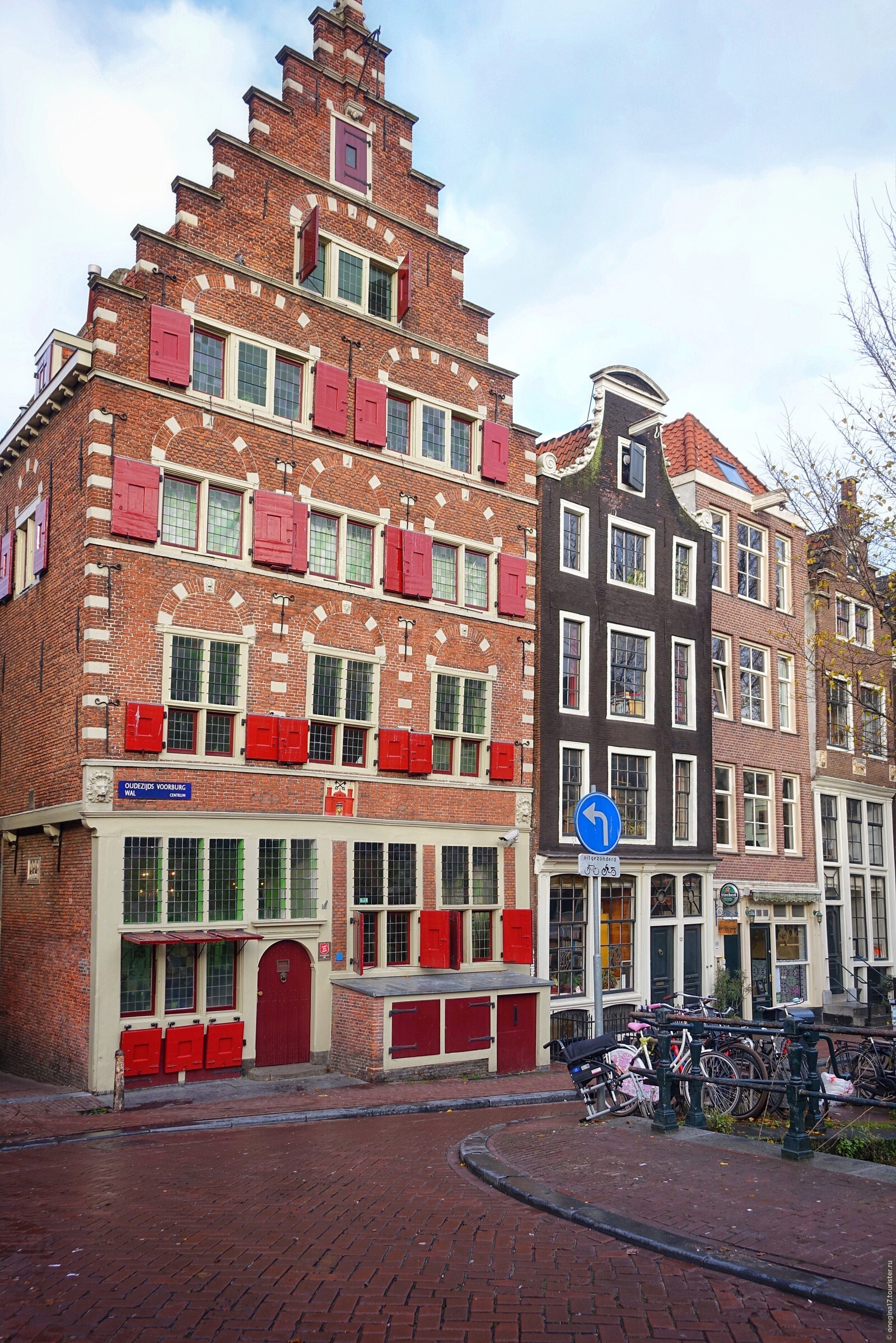 Голландский дом отзывы. Здание Valley Амстердам. Дом Корабелов Амстердам. Ганзейский стиль Амстердам. Нидерланды город Winschoten.