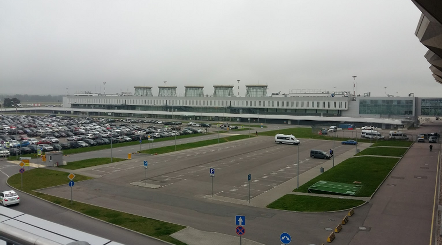 Открытая парковка в аэропорту Пулково