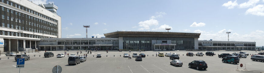 Площадь перед терминалом внутренних авиалиний