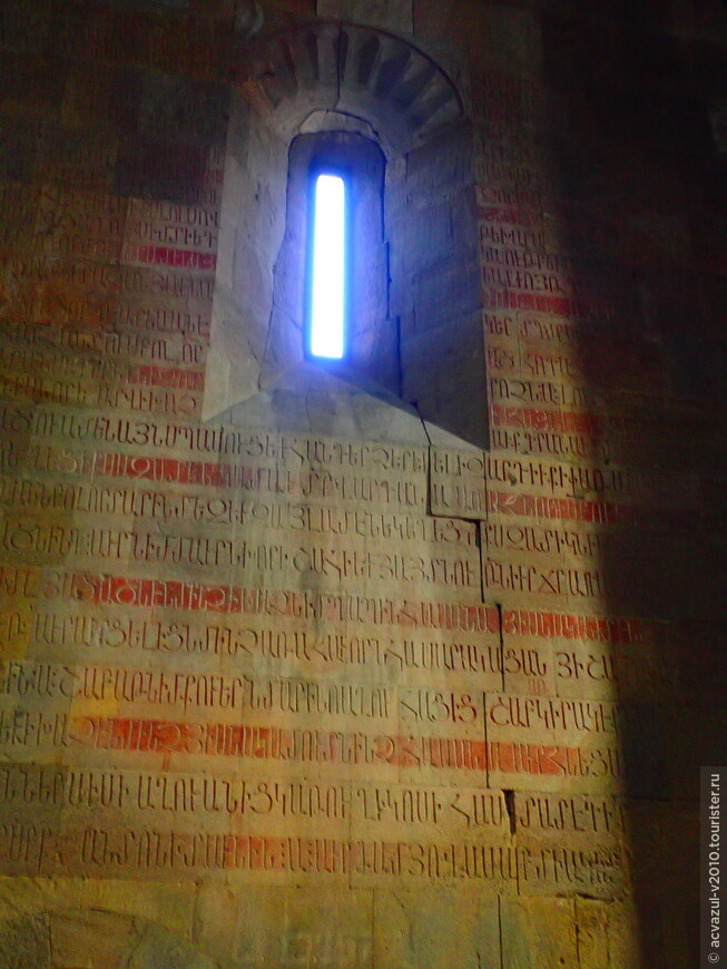 Древние камни старинного монастыря, свысока снисходительно наблюдающие за сиюминутными человеческими страстями