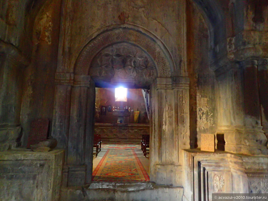 Древние камни старинного монастыря, свысока снисходительно наблюдающие за сиюминутными человеческими страстями