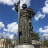 Обзорная экскурсия по Москве .На Боровицком холме возвышается Владимир креститель Руси.