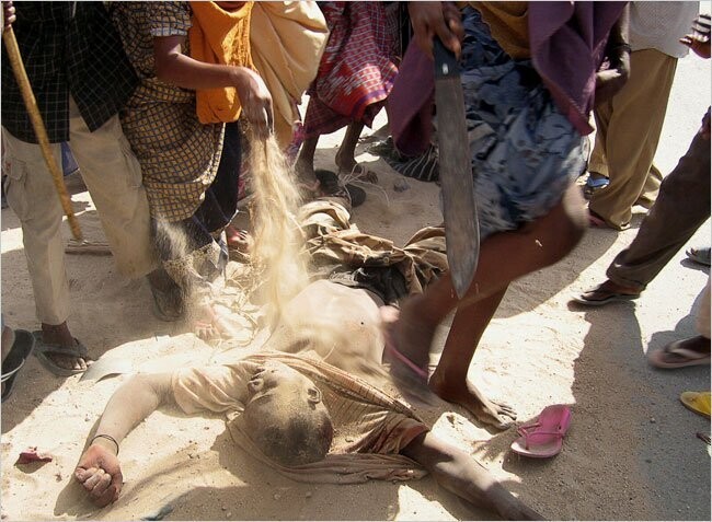 Тело Уильяма Дэвида Кливленда тащилось по улицам сомалийской столицы привязанным к фаркопу автомобилю. Американское общество было шокировано подобными кадрами из Сомали.