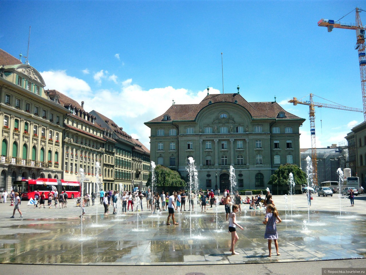 Столица фактически. Площадь Бундесплац Берн. Столица Швейцарии Берн вокзал. Берн Швейцария Центральная площадь. Фонтан Гельвеция Берн.