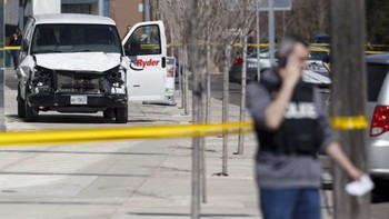 Микроавтобус въехал в толпу пешеходов в Торонто: 10 погибших