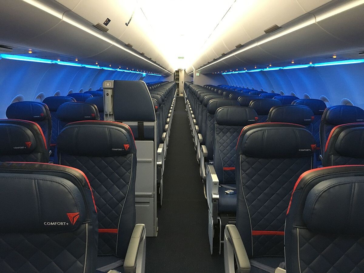  AIRBUS A321     