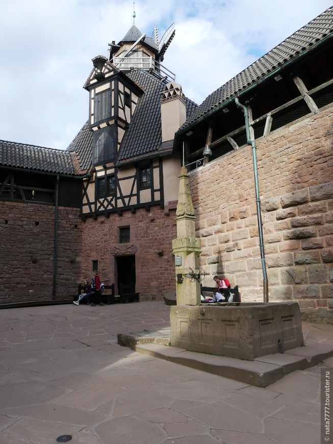 Магия средневекового замка с гербами семейства Тирштайнов
