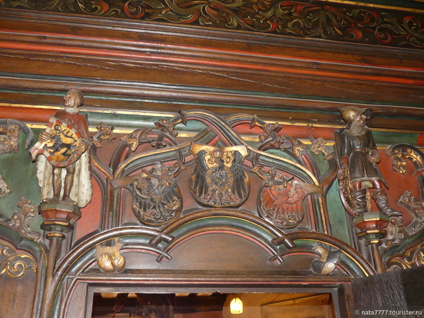 Магия средневекового замка с гербами семейства Тирштайнов