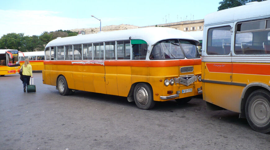 Автобусы у аэропорта Мальты